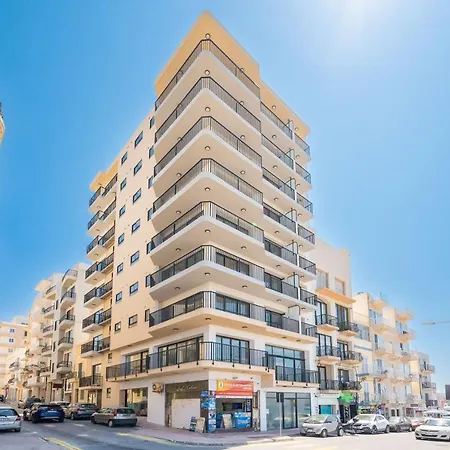 Islet Promenade Seafront Penthouse With Breathtaking Seaviews And Private Hot Tub On The Large Terrace By Getawaysmalta דירה *