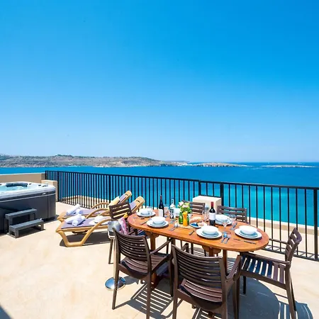 Islet Promenade Seafront Penthouse With Breathtaking Seaviews And Private Hot Tub On The Large Terrace By Getawaysmalta דירה סיינט פול ביי