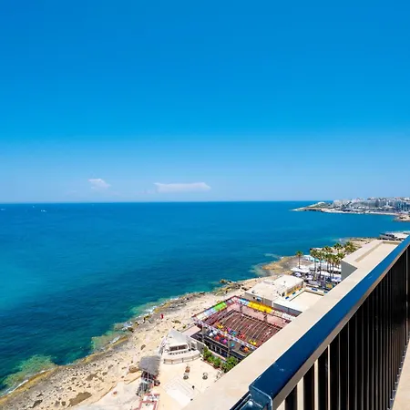 Islet Promenade Seafront Penthouse With Breathtaking Seaviews And Private Hot Tub On The Large Terrace By Getawaysmalta סיינט פול ביי