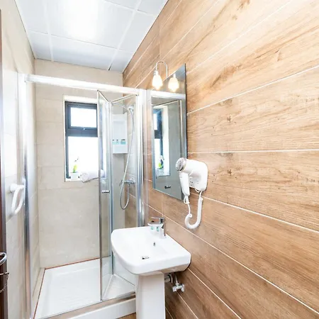 Islet Promenade Seafront Penthouse With Breathtaking Seaviews And Private Hot Tub On The Large Terrace By Getawaysmalta דירה *