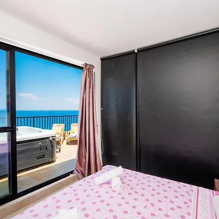 Apartman Islet Promenade Seafront Penthouse With Breathtaking Seaviews And Private Hot Tub On The Large Terrace By Getawaysmalta *