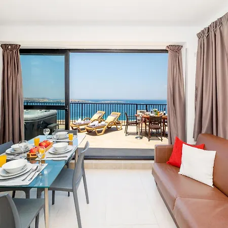 Islet Promenade Seafront Penthouse With Breathtaking Seaviews And Private Hot Tub On The Large Terrace By Getawaysmalta דירה *
