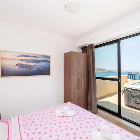 Islet Promenade Seafront Penthouse With Breathtaking Seaviews And Private Hot Tub On The Large Terrace By Getawaysmalta Apartman