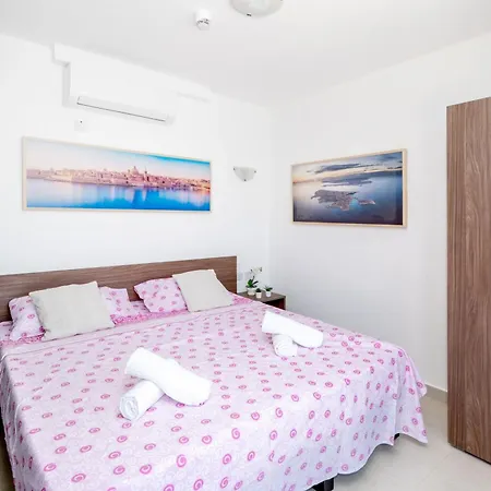 Apartman Islet Promenade Seafront Penthouse With Breathtaking Seaviews And Private Hot Tub On The Large Terrace By Getawaysmalta *