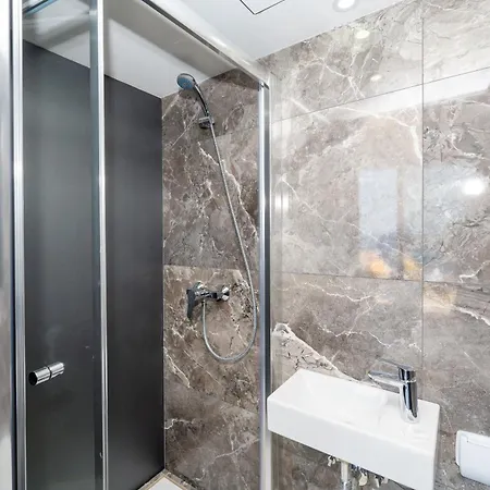 דירה Islet Promenade Seafront Penthouse With Breathtaking Seaviews And Private Hot Tub On The Large Terrace By Getawaysmalta סיינט פול ביי