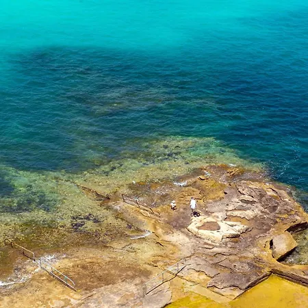 Islet Promenade Seafront Penthouse With Breathtaking Seaviews And Private Hot Tub On The Large Terrace By Getawaysmalta דירה סיינט פול ביי