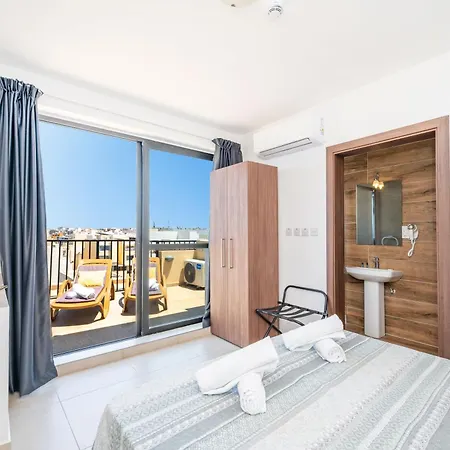 Islet Promenade Seafront Penthouse With Breathtaking Seaviews And Private Hot Tub On The Large Terrace By Getawaysmalta *