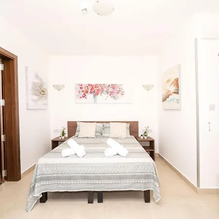 Islet Promenade Seafront Penthouse With Breathtaking Seaviews And Private Hot Tub On The Large Terrace By Getawaysmalta דירה