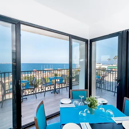 Islet Promenade Seafront Penthouse With Breathtaking Seaviews And Private Hot Tub On The Large Terrace By Getawaysmalta דירה סיינט פול ביי