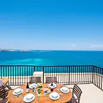 Islet Promenade Seafront Penthouse With Breathtaking Seaviews And Private Hot Tub On The Large Terrace By Getawaysmalta Apartman San Pawl il-Baħar