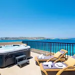 Islet Promenade Seafront Penthouse With Breathtaking Seaviews And Private Hot Tub On The Large Terrace By Getawaysmalta San Pawl il-Baħar