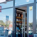 アパート Islet Promenade Seafront Penthouse With Breathtaking Seaviews And Private Hot Tub On The Large Terrace By Getawaysmalta セント・ポールズ・ベイ