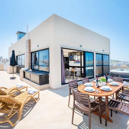 Daire Islet Promenade Seafront Penthouse With Breathtaking Seaviews And Private Hot Tub On The Large Terrace By Getawaysmalta
