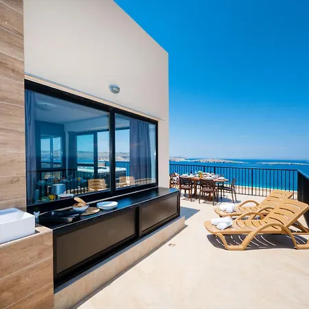 Islet Promenade Seafront Penthouse With Breathtaking Seaviews And Private Hot Tub On The Large Terrace By Getawaysmalta アパート セント・ポールズ・ベイ