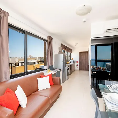 Lejlighed Islet Promenade Seafront Penthouse With Breathtaking Seaviews And Private Hot Tub On The Large Terrace By Getawaysmalta *