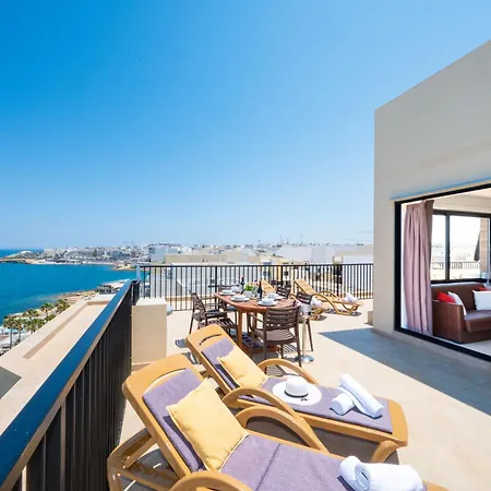 Islet Promenade Seafront Penthouse With Breathtaking Seaviews And Private Hot Tub On The Large Terrace By Getawaysmalta *