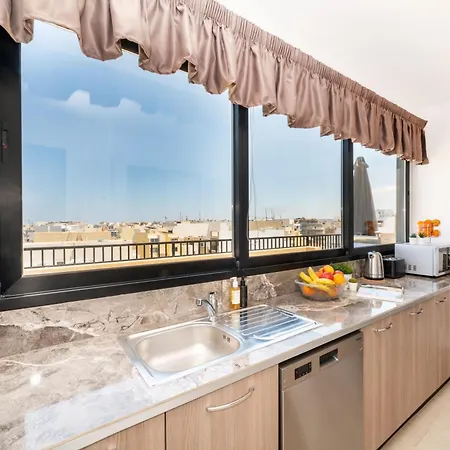 Islet Promenade Seafront Penthouse With Breathtaking Seaviews And Private Hot Tub On The Large Terrace By Getawaysmalta *