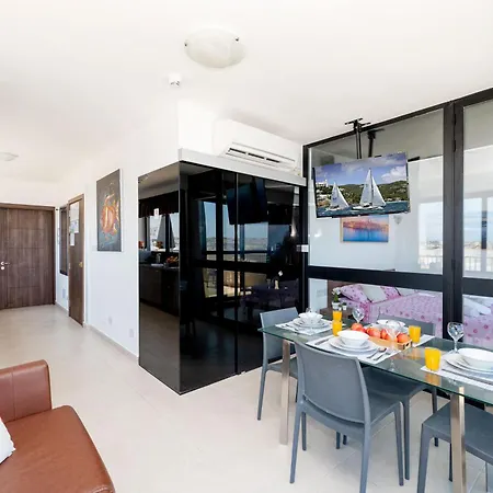 Islet Promenade Seafront Penthouse With Breathtaking Seaviews And Private Hot Tub On The Large Terrace By Getawaysmalta * St. Paul's Bay