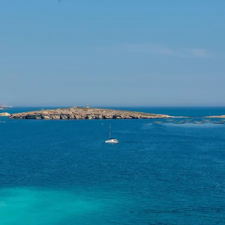 Islet Promenade Seafront Penthouse With Breathtaking Seaviews And Private Hot Tub On The Large Terrace By Getawaysmalta Lejlighed *