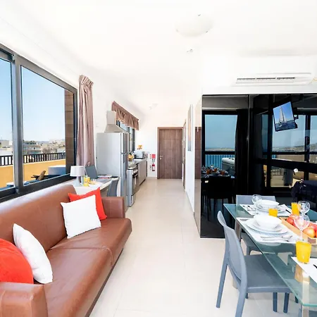 Апартаменты Islet Promenade Seafront Penthouse With Breathtaking Seaviews And Private Hot Tub On The Large Terrace By Getawaysmalta Сент-Полс-Бей
