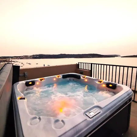 Daire Islet Promenade Seafront Penthouse With Breathtaking Seaviews And Private Hot Tub On The Large Terrace By Getawaysmalta