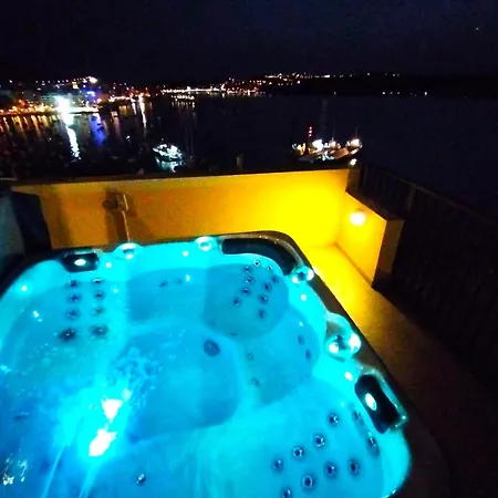 Lejlighed Islet Promenade Seafront Penthouse With Breathtaking Seaviews And Private Hot Tub On The Large Terrace By Getawaysmalta *