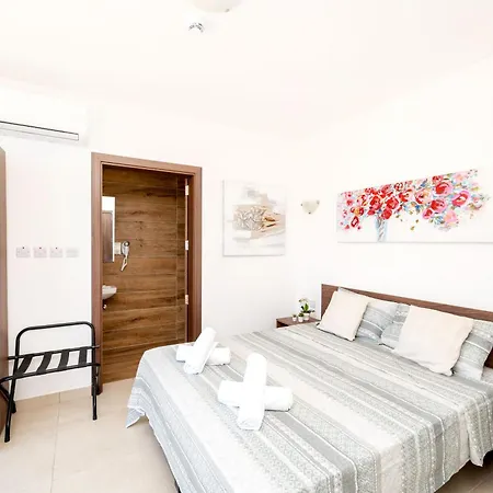 Lejlighed Islet Promenade Seafront Penthouse With Breathtaking Seaviews And Private Hot Tub On The Large Terrace By Getawaysmalta San Pawl il-Baħar