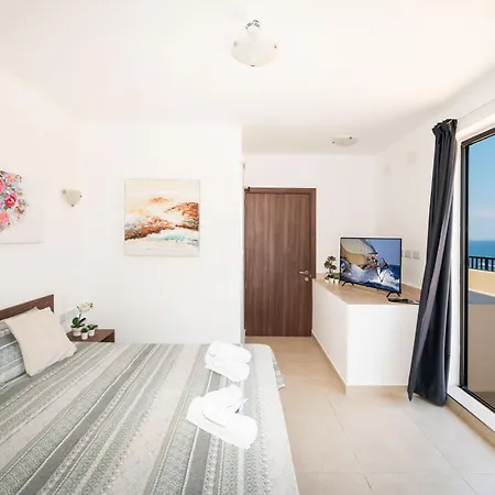 Islet Promenade Seafront Penthouse With Breathtaking Seaviews And Private Hot Tub On The Large Terrace By Getawaysmalta セント・ポールズ・ベイ