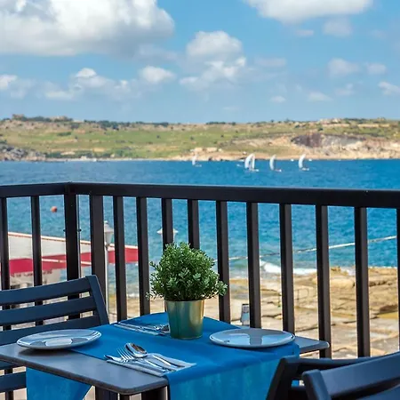 Daire Islet Promenade Seafront Penthouse With Breathtaking Seaviews And Private Hot Tub On The Large Terrace By Getawaysmalta