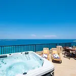 Islet Promenade Seafront Penthouse With Breathtaking Seaviews And Private Hot Tub On The Large Terrace By Getawaysmalta Appartement *
