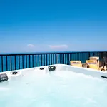 Appartement Islet Promenade Seafront Penthouse With Breathtaking Seaviews And Private Hot Tub On The Large Terrace By Getawaysmalta St. Paul's Bay