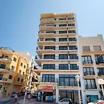 Islet Promenade Seafront Penthouse With Breathtaking Seaviews And Private Hot Tub On The Large Terrace By Getawaysmalta St. Paul's Bay
