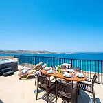 Islet Promenade Seafront Penthouse With Breathtaking Seaviews And Private Hot Tub On The Large Terrace By Getawaysmalta Appartement St. Paul's Bay