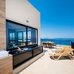 Appartement Islet Promenade Seafront Penthouse With Breathtaking Seaviews And Private Hot Tub On The Large Terrace By Getawaysmalta