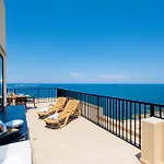 Islet Promenade Seafront Penthouse With Breathtaking Seaviews And Private Hot Tub On The Large Terrace By Getawaysmalta Appartement *