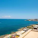 Islet Promenade Seafront Penthouse With Breathtaking Seaviews And Private Hot Tub On The Large Terrace By Getawaysmalta Appartement