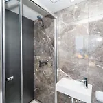 Appartement Islet Promenade Seafront Penthouse With Breathtaking Seaviews And Private Hot Tub On The Large Terrace By Getawaysmalta St. Paul's Bay