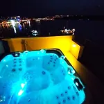 Appartement Islet Promenade Seafront Penthouse With Breathtaking Seaviews And Private Hot Tub On The Large Terrace By Getawaysmalta *