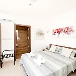 Appartement Islet Promenade Seafront Penthouse With Breathtaking Seaviews And Private Hot Tub On The Large Terrace By Getawaysmalta St. Paul's Bay