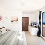 Islet Promenade Seafront Penthouse With Breathtaking Seaviews And Private Hot Tub On The Large Terrace By Getawaysmalta St. Paul's Bay