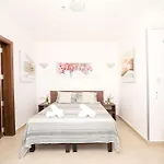 Islet Promenade Seafront Penthouse With Breathtaking Seaviews And Private Hot Tub On The Large Terrace By Getawaysmalta Appartement